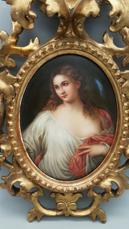 BEAUTIFUL 19TH CENTURY PORCELAIN PLAQUE DEPICTING A CLASSICALLY DRAPED MAIDEN IN A GILT WOOD FRAME - ADDITIONAL PHOTO 1
