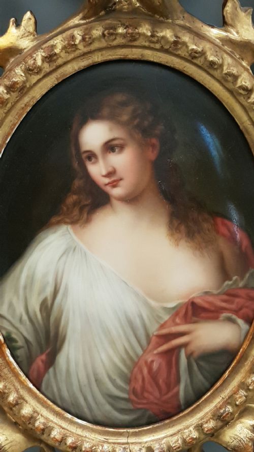 BEAUTIFUL 19TH CENTURY PORCELAIN PLAQUE DEPICTING A CLASSICALLY DRAPED MAIDEN IN A GILT WOOD FRAME - ADDITIONAL PHOTO 2