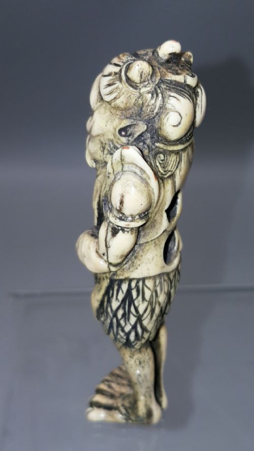 OUTSTANDING JAPANESE MEIJI STAG ANTLER SASHI NETSUKE OF THE ONI KING SHUTENDOJI - ADDITIONAL PHOTO 3