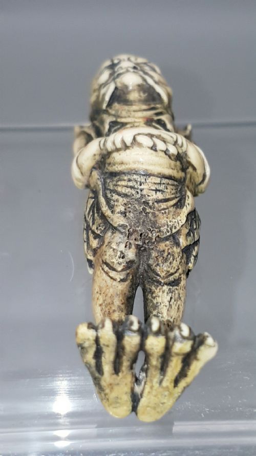 OUTSTANDING JAPANESE MEIJI STAG ANTLER SASHI NETSUKE OF THE ONI KING SHUTENDOJI - ADDITIONAL PHOTO 5