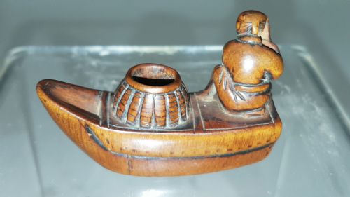 UNUSUAL JAPANESE EDO BOXWOOD NETSUKE OF A FISHMAN'S BOAT - ADDITIONAL PHOTO 1