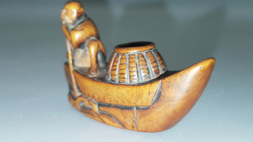 UNUSUAL JAPANESE EDO BOXWOOD NETSUKE OF A FISHMAN'S BOAT - ADDITIONAL PHOTO 5