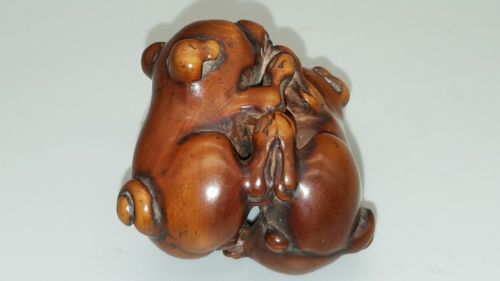 JAPANESE MEIJI BOXWOOD NETSUKE OF TWO PUPPIES AT PLAY - ADDITIONAL PHOTO 1