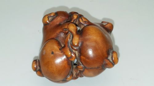 JAPANESE MEIJI BOXWOOD NETSUKE OF TWO PUPPIES AT PLAY - ADDITIONAL PHOTO 3