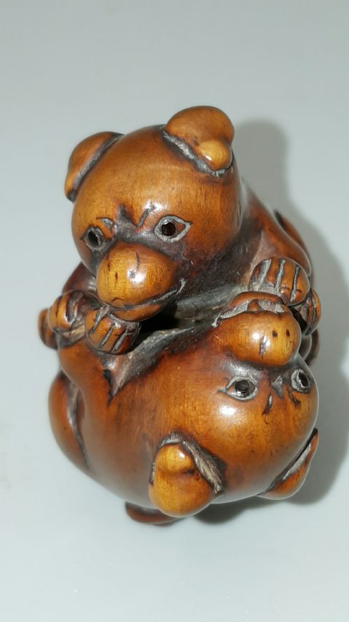 JAPANESE MEIJI BOXWOOD NETSUKE OF TWO PUPPIES AT PLAY - ADDITIONAL PHOTO 4