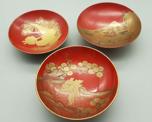 SET OF THREE JAPANESE TAISHO 1920S LACQUER SAKE CUPS AND STAND - ADDITIONAL PHOTO 1