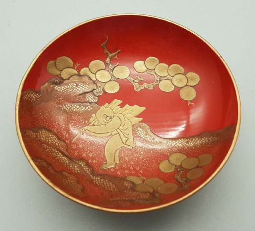 SET OF THREE JAPANESE TAISHO 1920S LACQUER SAKE CUPS AND STAND - ADDITIONAL PHOTO 2