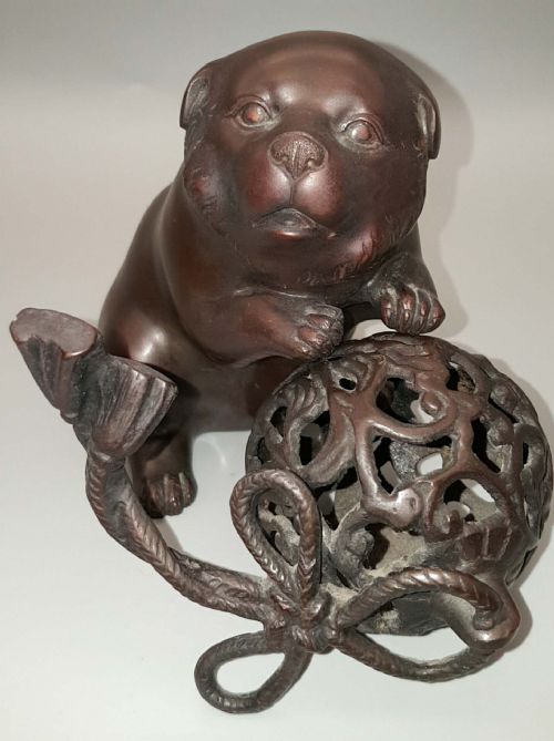 CHARMING JAPANESE MEIJI 19THC BRONZE OF PUPPY BALL SIGNED HOZAN - ADDITIONAL PHOTO 1