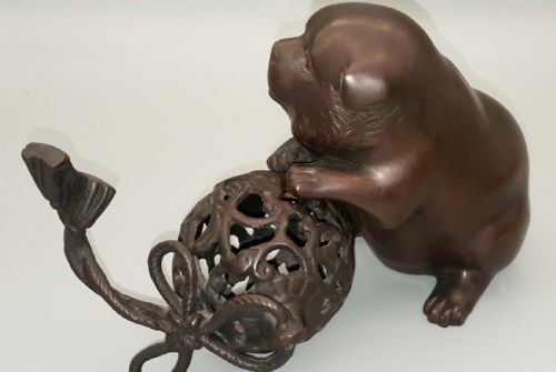CHARMING JAPANESE MEIJI 19THC BRONZE OF PUPPY BALL SIGNED HOZAN - ADDITIONAL PHOTO 2