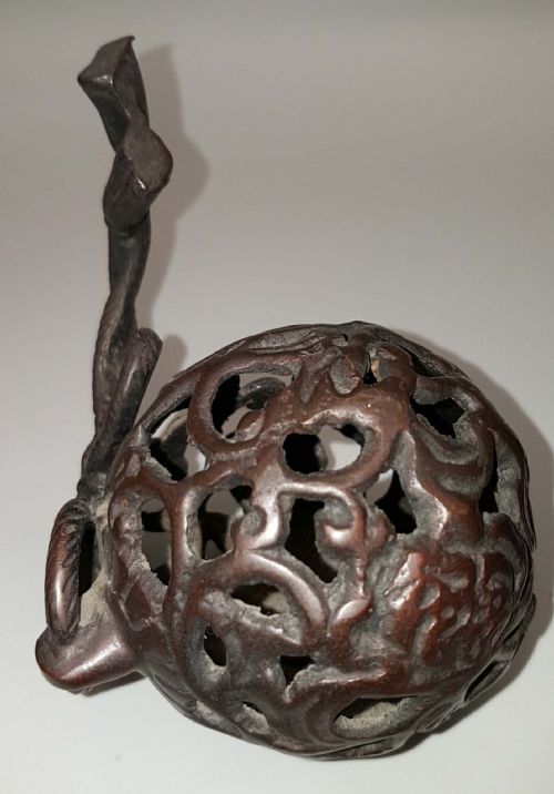 CHARMING JAPANESE MEIJI 19THC BRONZE OF PUPPY BALL SIGNED HOZAN - ADDITIONAL PHOTO 5