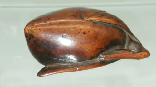 nice japanese edo mid19thc boxwood netsuke of a peach - CATEGORY: ANTIQUE SCULPTURES - DATED 19TH CENTURY