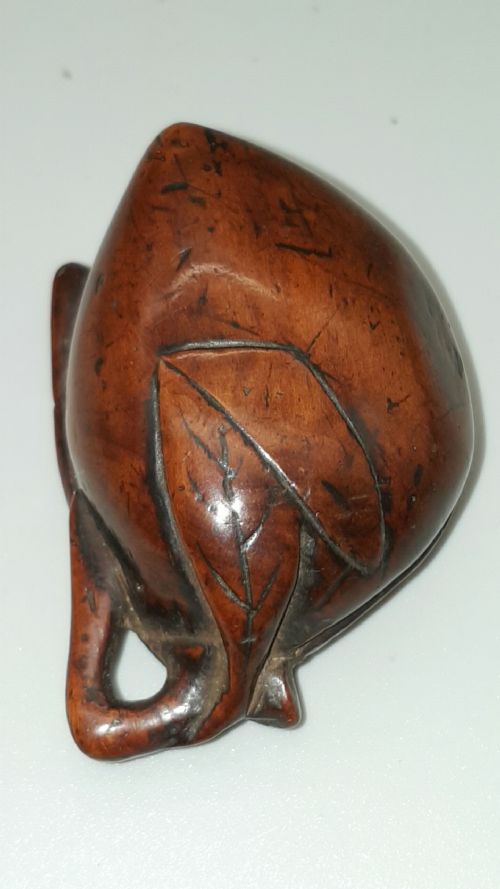 NICE JAPANESE EDO MID19THC BOXWOOD NETSUKE OF A PEACH - ADDITIONAL PHOTO 6