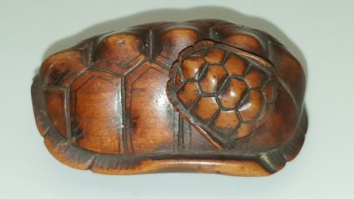 rare japanese edo 19thc boxwood netsuke of a tortoise and young oyako signed masakichi - CATEGORY: ANTIQUE SCULPTURES - DATED 19TH CENTURY
