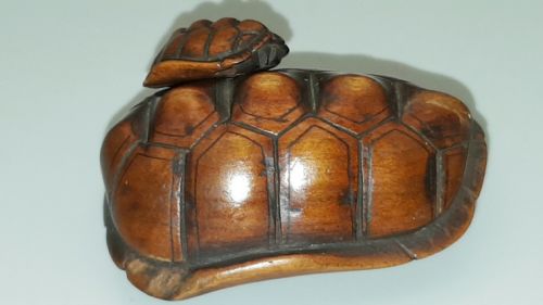RARE JAPANESE EDO 19THC BOXWOOD NETSUKE OF A TORTOISE AND YOUNG OYAKO SIGNED MASAKICHI - ADDITIONAL PHOTO 1