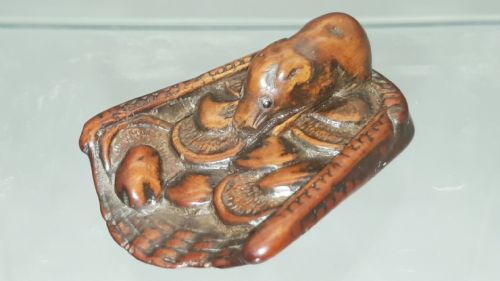 japanese meiji 19thc boxwood netsuke of a rat on a winnowing basket of mushrooms - CATEGORY: ANTIQUE SCULPTURES - DATED 19TH CENTURY