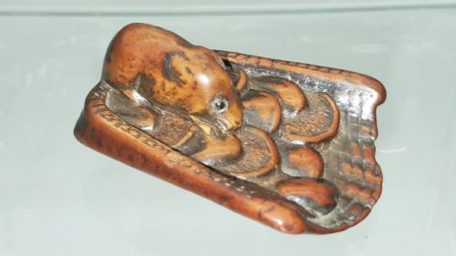 JAPANESE MEIJI 19THC BOXWOOD NETSUKE OF A RAT ON A WINNOWING BASKET OF MUSHROOMS - ADDITIONAL PHOTO 1