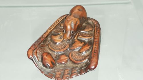 JAPANESE MEIJI 19THC BOXWOOD NETSUKE OF A RAT ON A WINNOWING BASKET OF MUSHROOMS - ADDITIONAL PHOTO 2