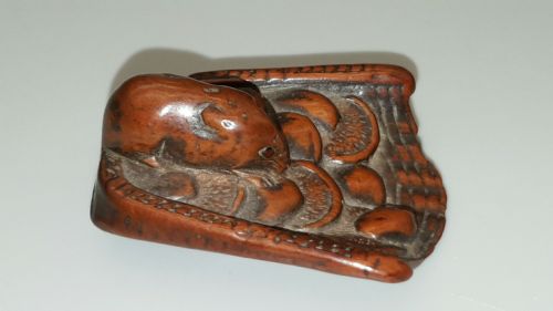 JAPANESE MEIJI 19THC BOXWOOD NETSUKE OF A RAT ON A WINNOWING BASKET OF MUSHROOMS - ADDITIONAL PHOTO 3