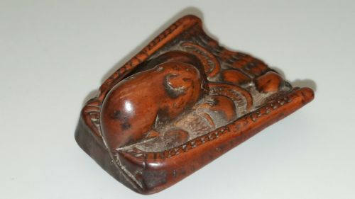 JAPANESE MEIJI 19THC BOXWOOD NETSUKE OF A RAT ON A WINNOWING BASKET OF MUSHROOMS - ADDITIONAL PHOTO 5