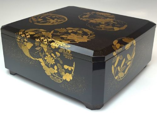 attractive japanese meiji 19thc black lacquer tea ceremony box chabako with gold flower decoration - CATEGORY: ANTIQUE BOXES - DATED 19TH CENTURY