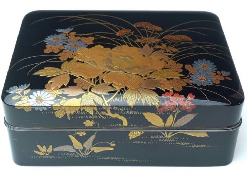 lovely japanese meiji early 20thc lacquer box with flower makie decoration - CATEGORY: ANTIQUE BOXES - DATED 19TH CENTURY