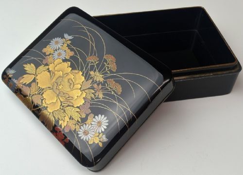 LOVELY JAPANESE MEIJI EARLY 20THC LACQUER BOX WITH FLOWER MAKIE DECORATION - ADDITIONAL PHOTO 1
