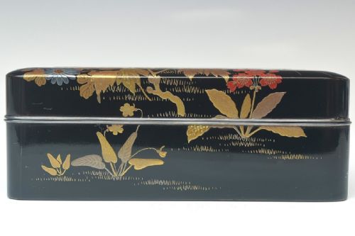 LOVELY JAPANESE MEIJI EARLY 20THC LACQUER BOX WITH FLOWER MAKIE DECORATION - ADDITIONAL PHOTO 3