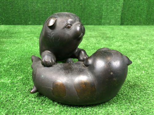 superb japanese meijitaisho bronze of two puppies playing signed tokutani - CATEGORY: ANTIQUE METAL - DATED 1910