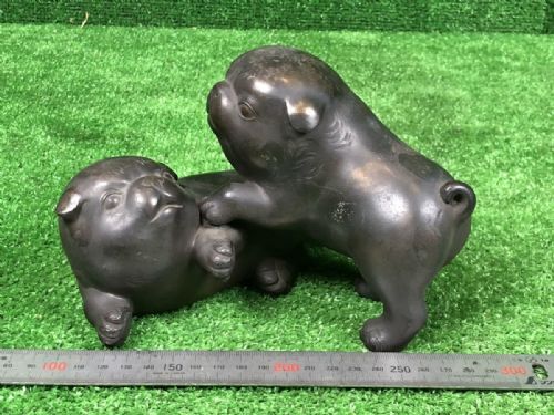 SUPERB JAPANESE MEIJITAISHO BRONZE OF TWO PUPPIES PLAYING SIGNED TOKUTANI - ADDITIONAL PHOTO 3