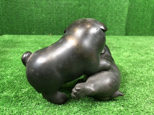 SUPERB JAPANESE MEIJITAISHO BRONZE OF TWO PUPPIES PLAYING SIGNED TOKUTANI - ADDITIONAL PHOTO 4