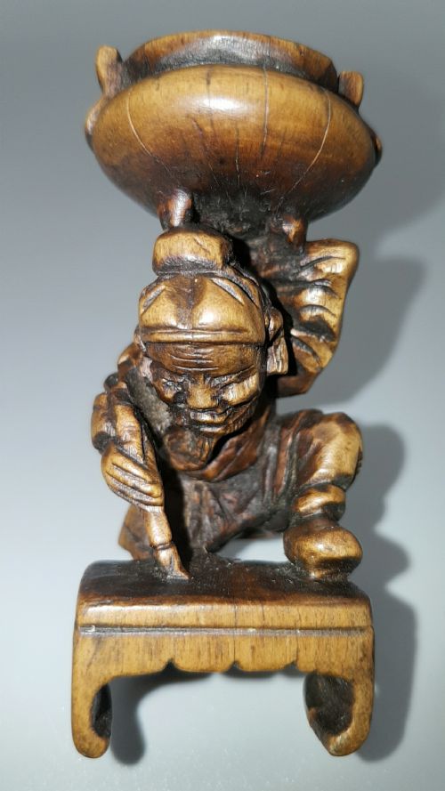 rare japanese meiji boxwood netsukeokimono of a man carrying an incense burner - CATEGORY: ANTIQUE SCULPTURES - DATED 19TH CENTURY