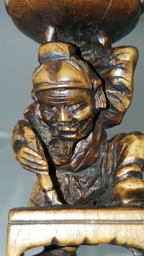 RARE JAPANESE MEIJI BOXWOOD NETSUKEOKIMONO OF A MAN CARRYING AN INCENSE BURNER - ADDITIONAL PHOTO 1