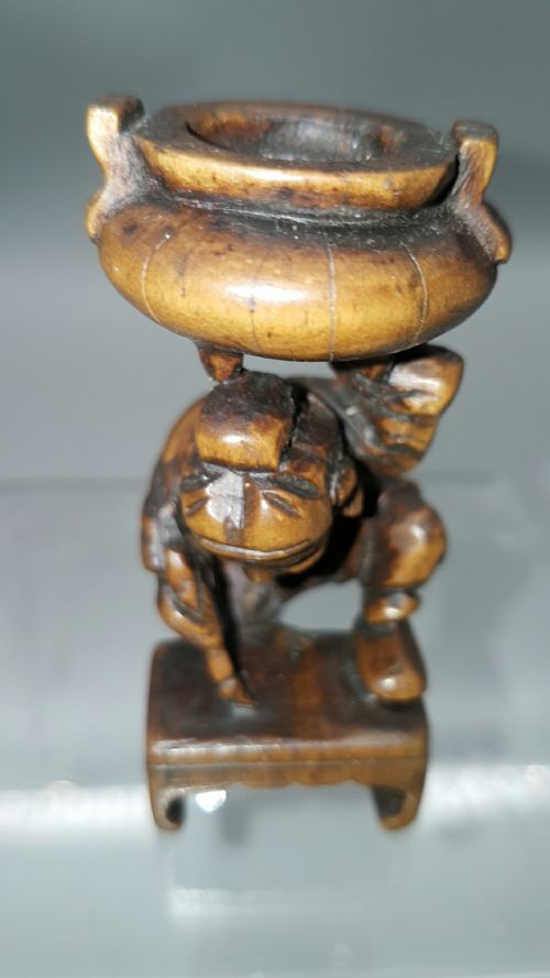 RARE JAPANESE MEIJI BOXWOOD NETSUKEOKIMONO OF A MAN CARRYING AN INCENSE BURNER - ADDITIONAL PHOTO 2