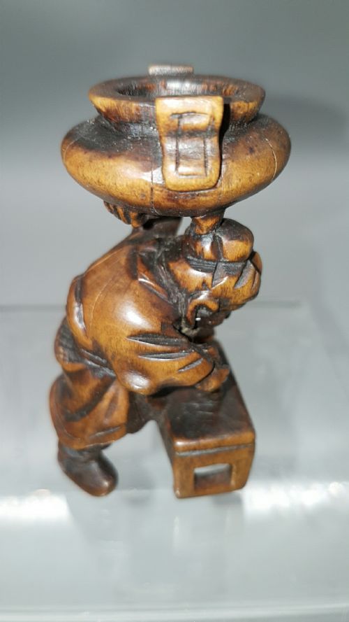 RARE JAPANESE MEIJI BOXWOOD NETSUKEOKIMONO OF A MAN CARRYING AN INCENSE BURNER - ADDITIONAL PHOTO 3