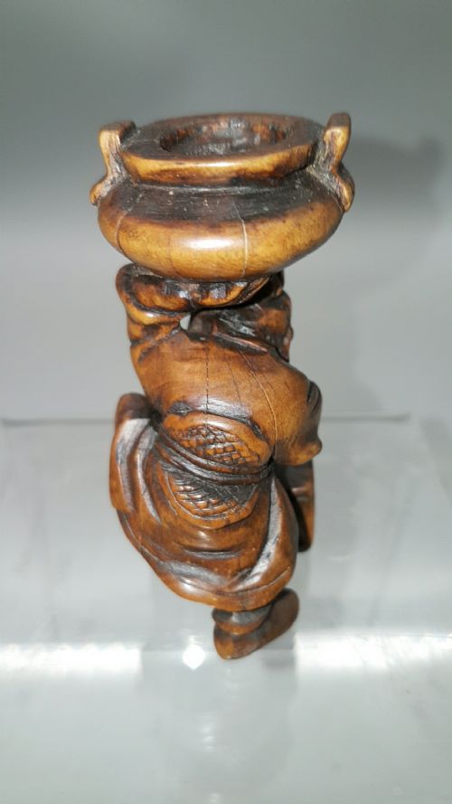 RARE JAPANESE MEIJI BOXWOOD NETSUKEOKIMONO OF A MAN CARRYING AN INCENSE BURNER - ADDITIONAL PHOTO 4