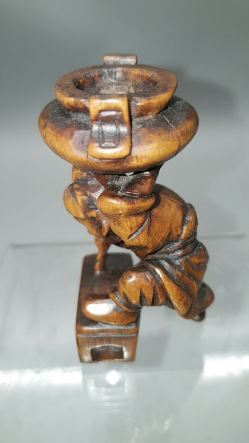 RARE JAPANESE MEIJI BOXWOOD NETSUKEOKIMONO OF A MAN CARRYING AN INCENSE BURNER - ADDITIONAL PHOTO 5