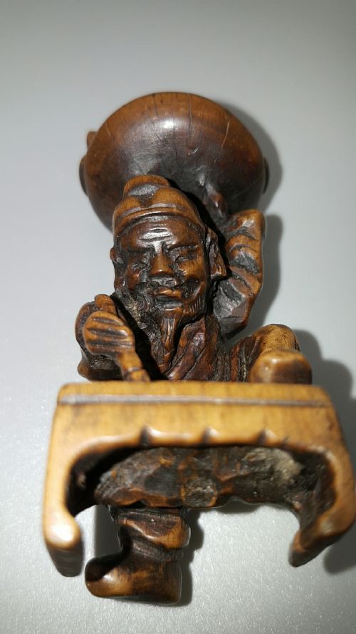 RARE JAPANESE MEIJI BOXWOOD NETSUKEOKIMONO OF A MAN CARRYING AN INCENSE BURNER - ADDITIONAL PHOTO 6