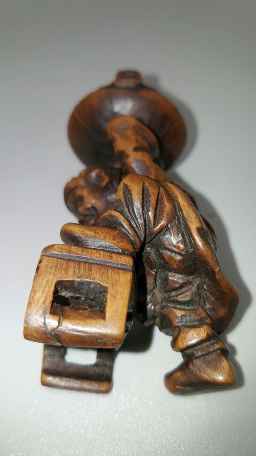 RARE JAPANESE MEIJI BOXWOOD NETSUKEOKIMONO OF A MAN CARRYING AN INCENSE BURNER - ADDITIONAL PHOTO 7