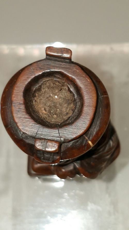 RARE JAPANESE MEIJI BOXWOOD NETSUKEOKIMONO OF A MAN CARRYING AN INCENSE BURNER - ADDITIONAL PHOTO 8