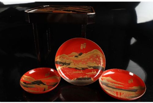 unusual set of three meijitaisho early 20thc lacquered sake cups sakazuki and table kagetsudai - CATEGORY: ANTIQUE MISCELLANEOUS - DATED 1910