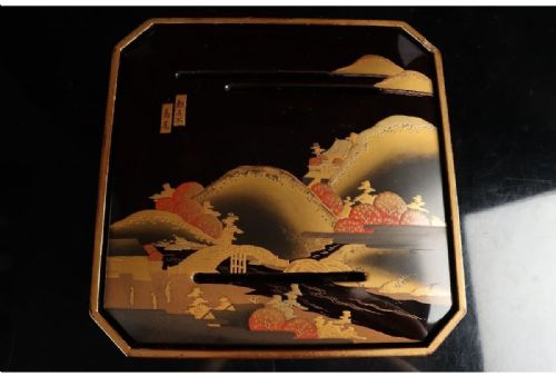 UNUSUAL SET OF THREE MEIJITAISHO EARLY 20THC LACQUERED SAKE CUPS SAKAZUKI AND TABLE KAGETSUDAI - ADDITIONAL PHOTO 1