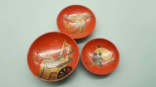 attractive set of three meijitaisho early 20thc lacquered sake cups sakazuki - CATEGORY: ANTIQUE MISCELLANEOUS - DATED 1910
