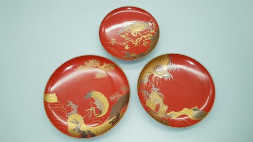 attractive set of three meijitaisho early 20thc lacquered sake cups sakazuki - CATEGORY: ANTIQUE MISCELLANEOUS - DATED 1910