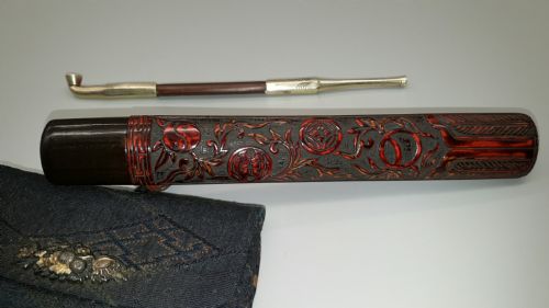 LOVELY JAPANESE MEIJI 19THC SMOKING ENSEMBLE OF TOBACCO POUCH PIPE AND PIPECASE - ADDITIONAL PHOTO 2