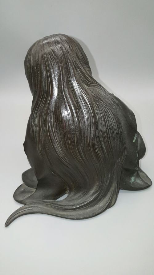 JAPANESE MEIJI 19THC BRONZE OKIMONO OF A SHOJO BY RYOMIN - ADDITIONAL PHOTO 3