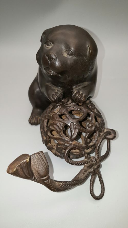 CHARMING JAPANESE MEIJI 19THC BRONZE OF PUPPY BALL SIGNED HOZAN YOSHIYAMA - ADDITIONAL PHOTO 1