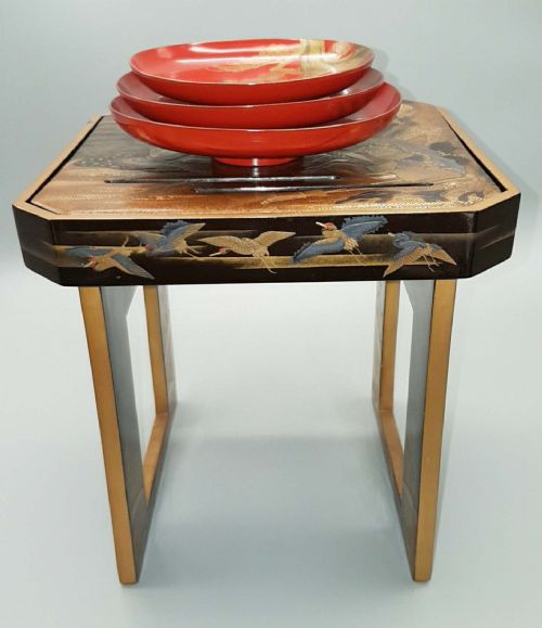 stunning japanese edo 19thc lacquer sake table kagetsudai and set of early 20thc three sake cups sakazuki - CATEGORY: ANTIQUE FURNITURE - DATED 19TH CENTURY