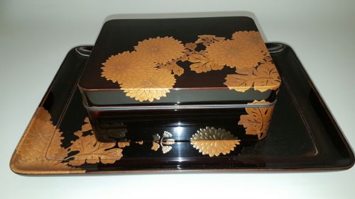 SUPERB JAPANESE MEIJI EARLY 20THC BLACK GOLD LACQUER BOX WITH MATCHING TRAY - ADDITIONAL PHOTO 1