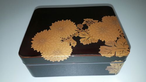 SUPERB JAPANESE MEIJI EARLY 20THC BLACK GOLD LACQUER BOX WITH MATCHING TRAY - ADDITIONAL PHOTO 2