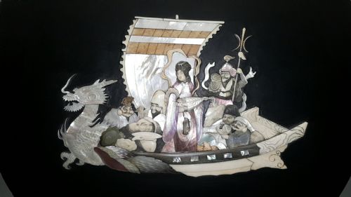 STRIKING JAPANESE MEIJI 19THC SHIBAYAMA PLAQUE DEPICTING THE SEVEN LUCKY GODS IN THEIR TREASURE SHIP TAKABUNE - ADDITIONAL PHOTO 1
